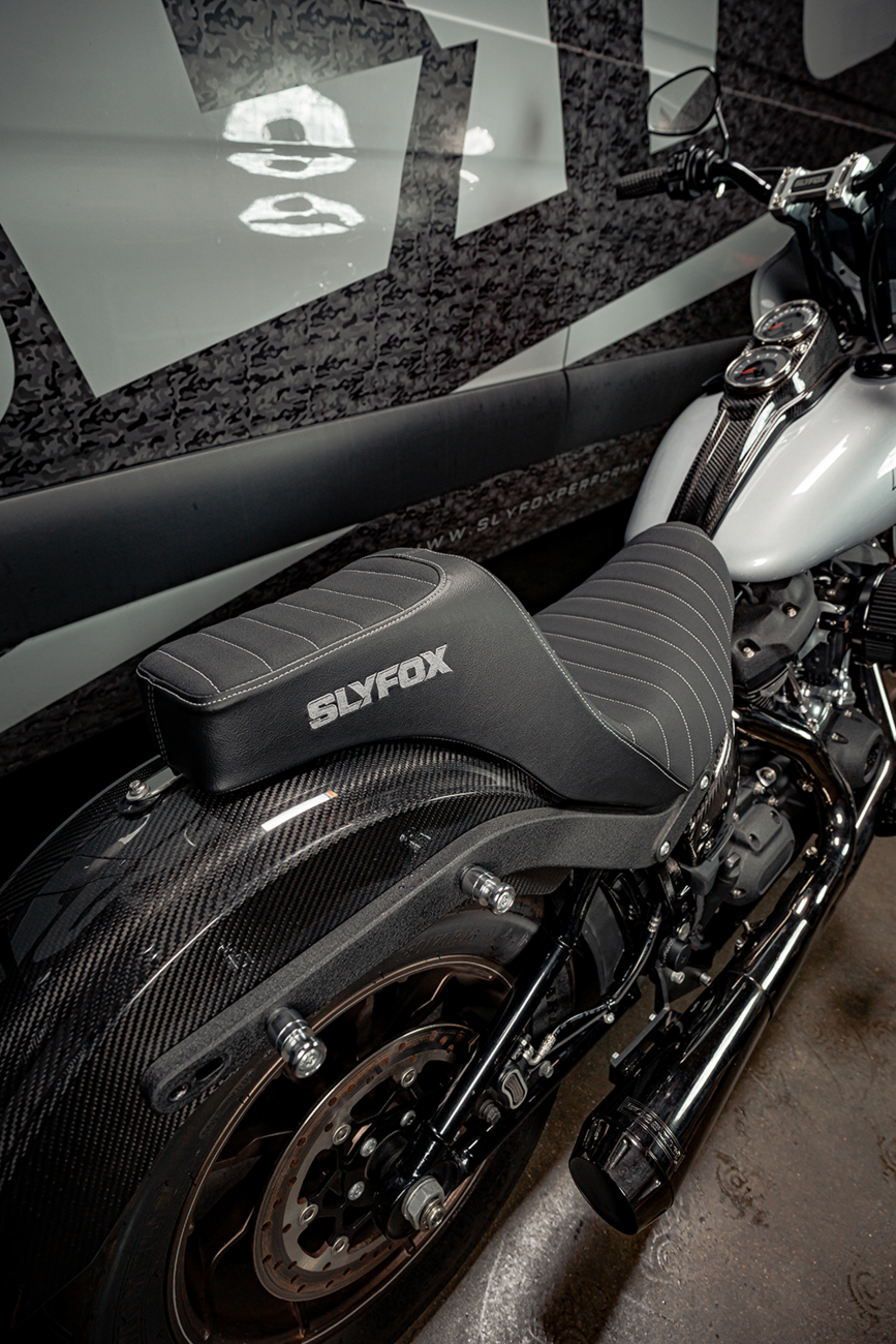 High Noon Seat - Vinyl - Classic Stitch - Silver Logo - FL/FX '18-'24 [0802-1657] - Image 7